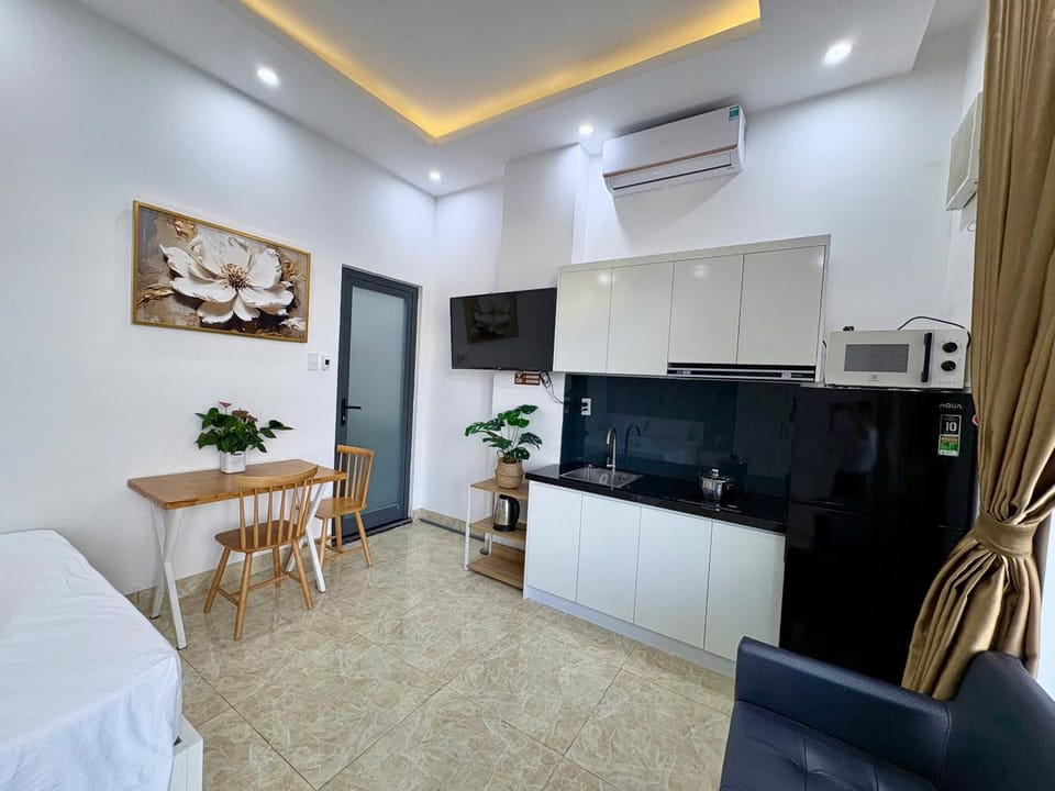 TV and multimedia, Dining area, stove, air conditioner
