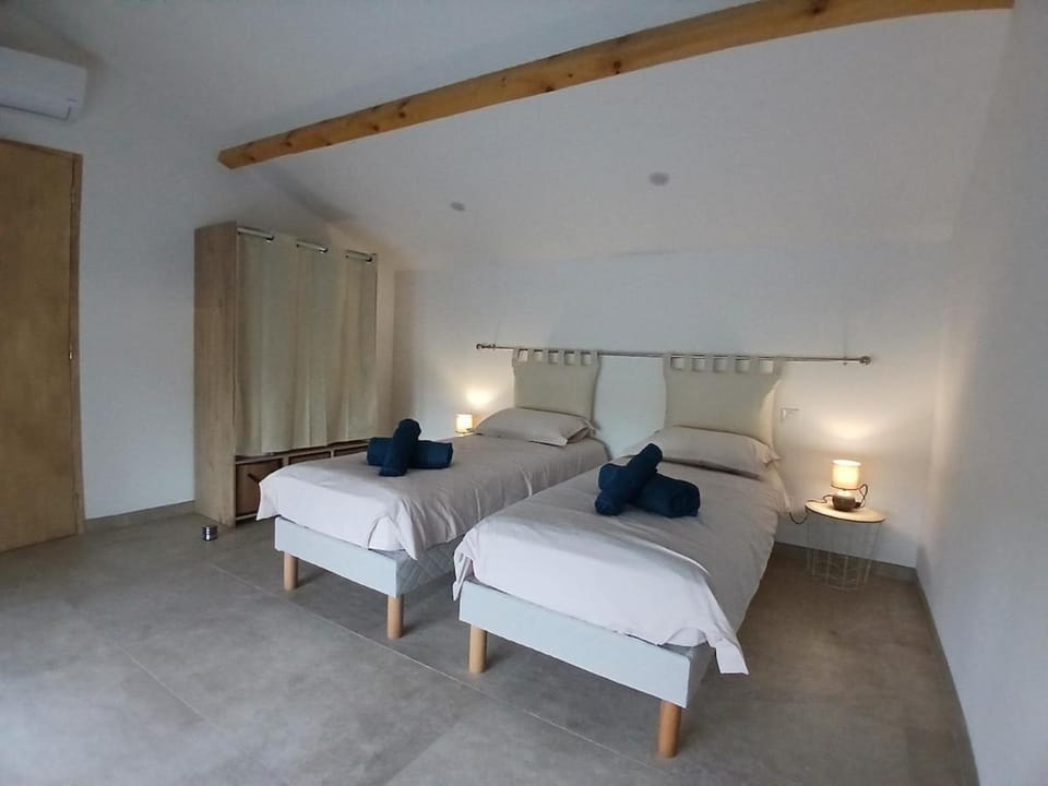 Photo of the whole room, Bedroom, air conditioner