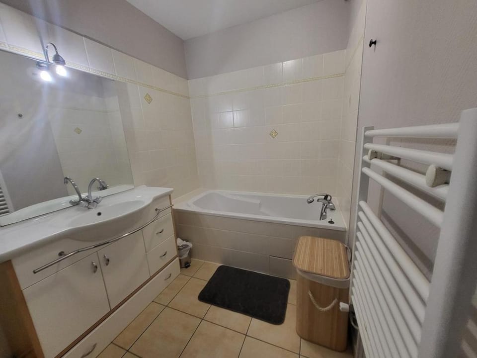 Appartement F3 avec belles vues sur la ville et la campagne Apartment in Nouvelle-Aquitaine