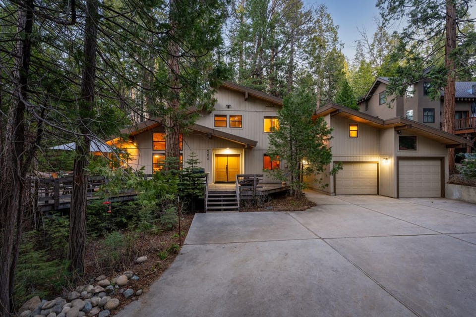 Peaceful Cabin Getaway Relaxing By the Creek Walking Distance to Town Cabin in Shaver Lake