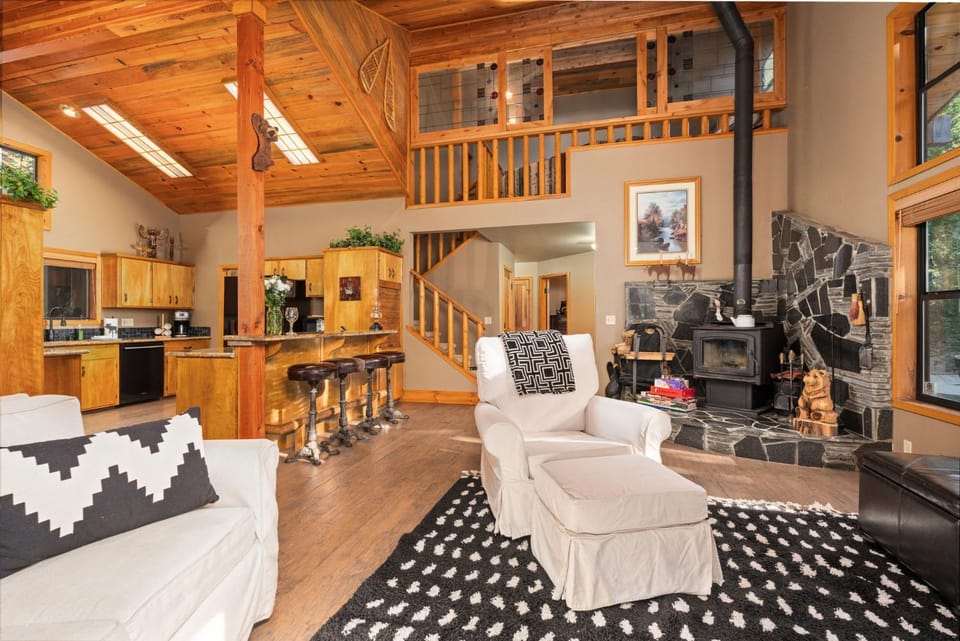 Peaceful Cabin Getaway Relaxing By the Creek Walking Distance to Town Cabin in Shaver Lake