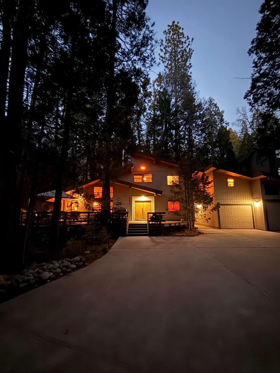 Peaceful Cabin Getaway Relaxing By the Creek Walking Distance to Town Cabin in Shaver Lake