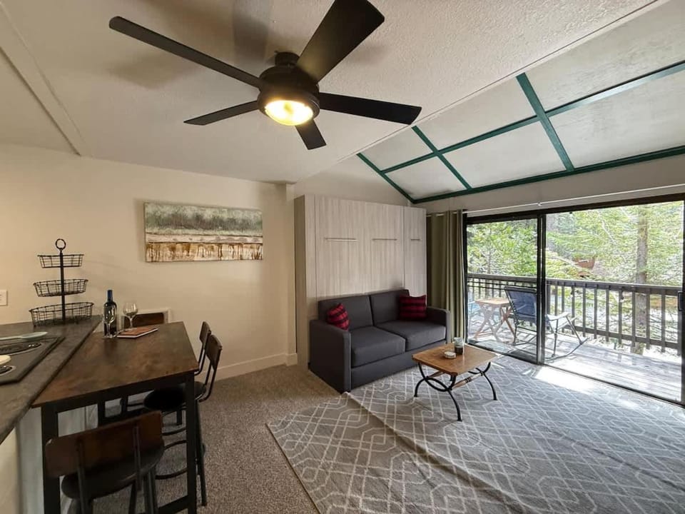 Cozy Shaver Lake Studio with Pool and Hot Tub In Bretz Mill Condominiums House in Shaver Lake