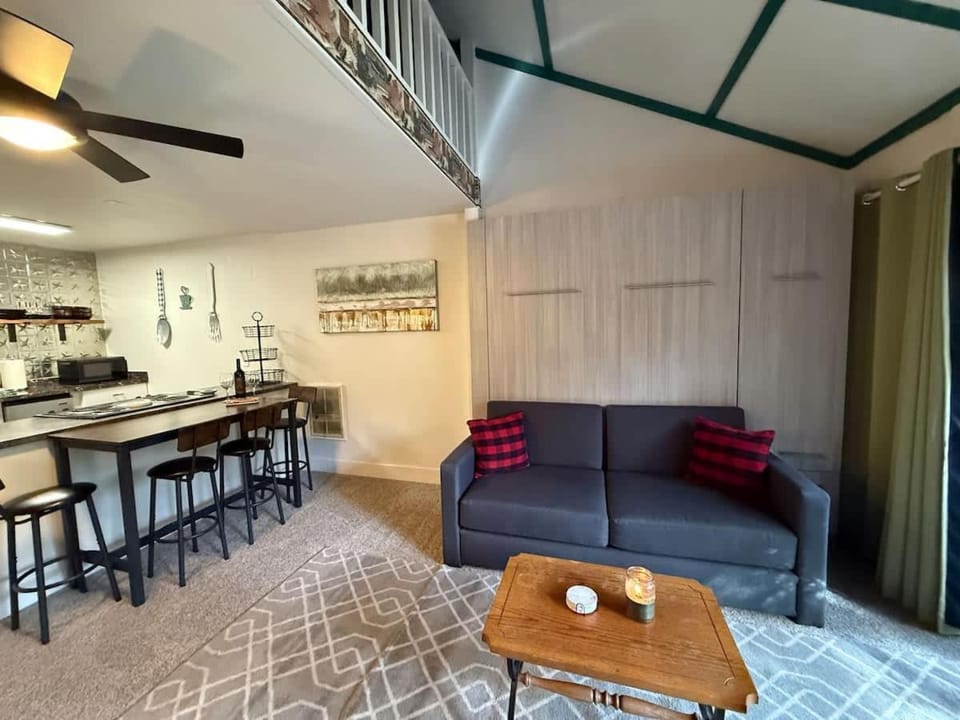 Cozy Shaver Lake Studio with Pool and Hot Tub In Bretz Mill Condominiums House in Shaver Lake