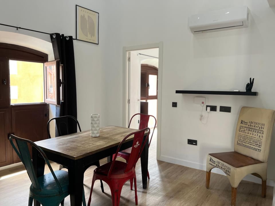 Living room, Seating area, Dining area, internet, air conditioner
