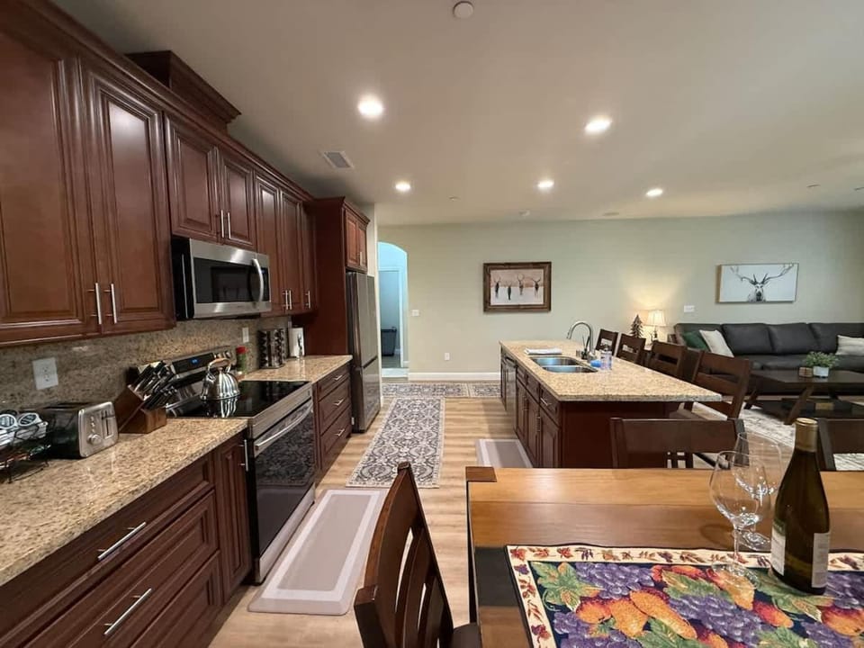 Silver Pine Getaway Cozy Ockenden Ranch Community Tennis Pickleball Basketball Courts House in Shaver Lake