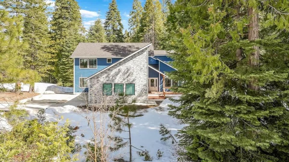 La Cabana Azul in Wildflower Community Luxurious Game Room EV Charger House in Shaver Lake