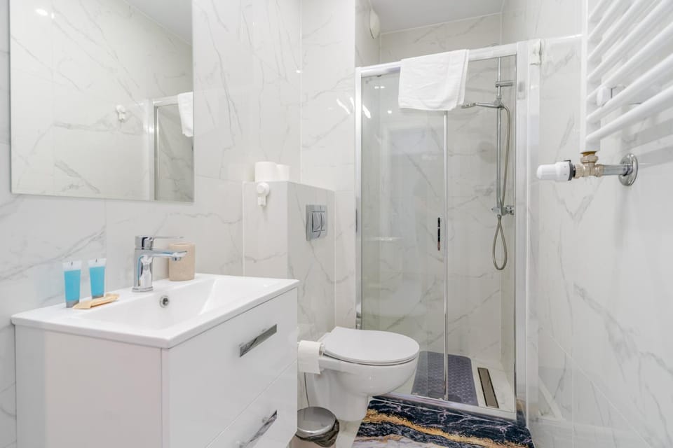 Shower, Toilet, Bathroom, towels
