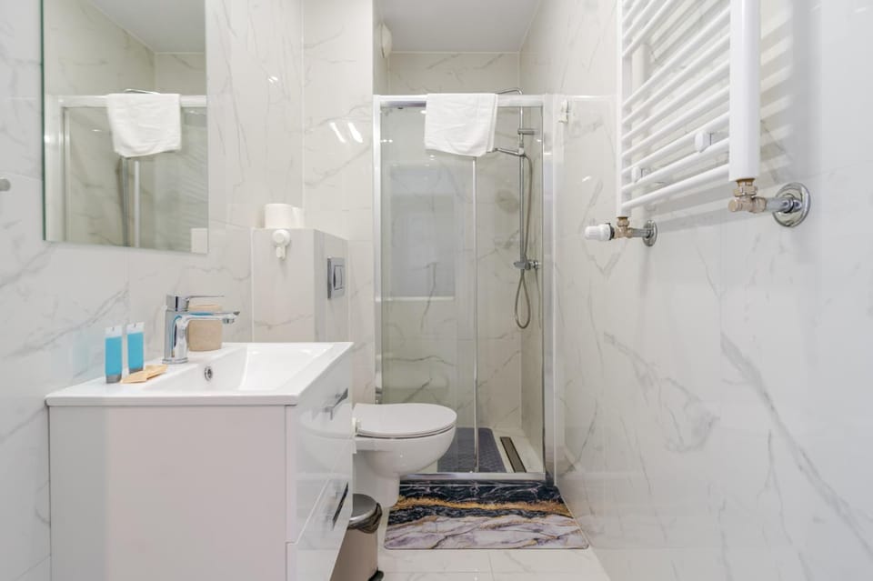 Shower, Toilet, Bathroom, towels