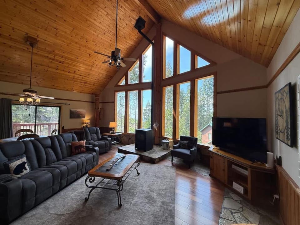 Ember Creek Cabin 3 Bedroom & Loft Family Retreat & Amazing Views Cabin in Shaver Lake