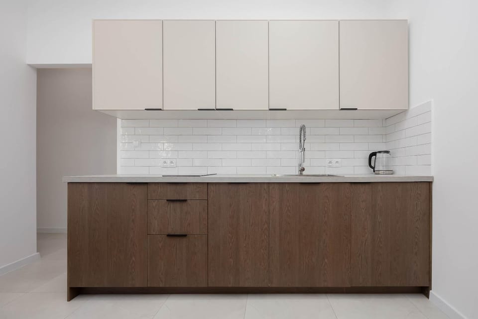 Coffee/tea facilities, Kitchen or kitchenette, stove