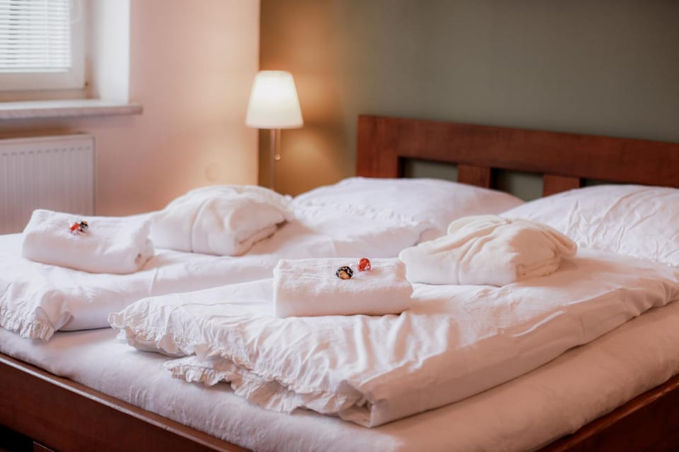 Bed, Bedroom, towels