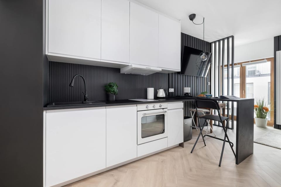 Coffee/tea facilities, Kitchen or kitchenette, Dining area, stove