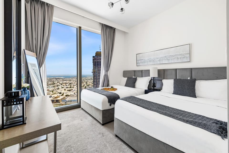 Communal lounge/ TV room, Bed, Natural landscape, TV and multimedia, View (from property/room), Balcony/Terrace, Living room, Photo of the whole room, Seating area, Evening entertainment, Bedroom, City view, Sea view