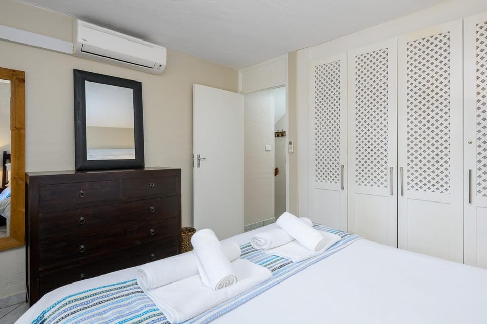 Bedroom, wardrobe, air conditioner