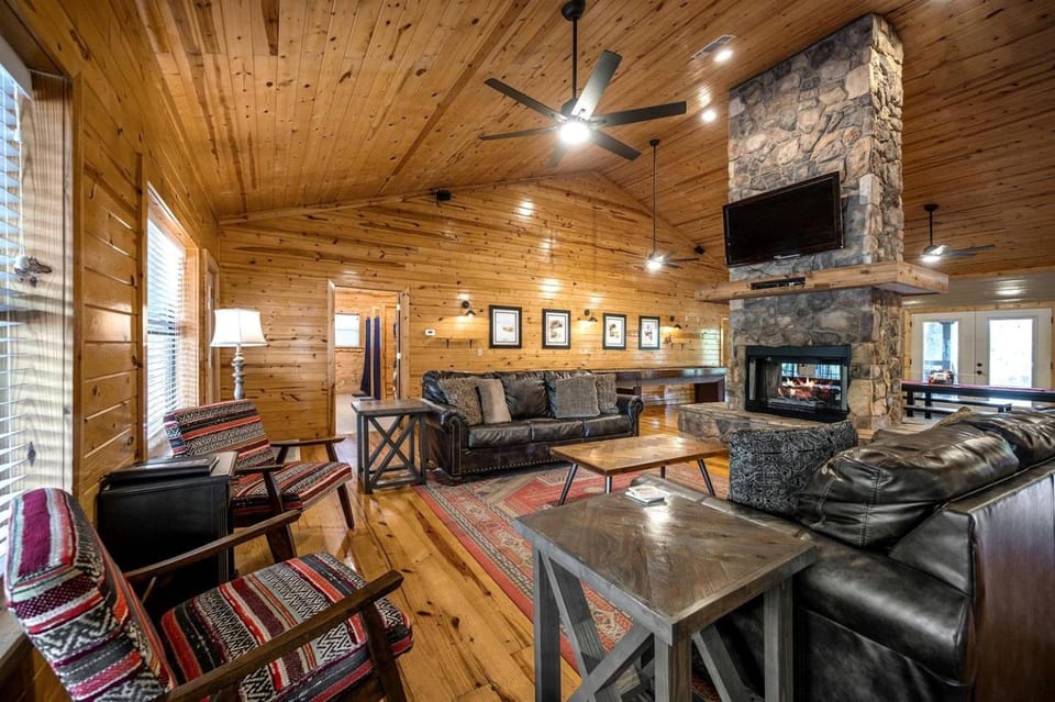 Large Riverfront Group Cabin on Mountain Fork River Near Broken Bow, Oklahoma Cabin in Arkansas