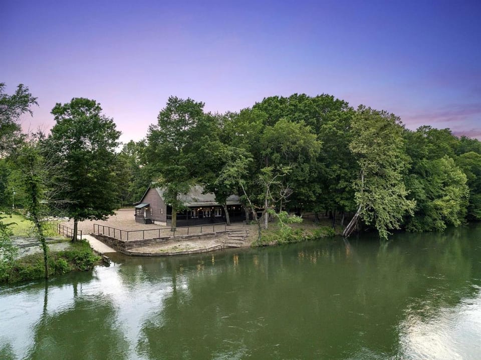 Large Riverfront Group Cabin on Mountain Fork River Near Broken Bow, Oklahoma Cabin in Arkansas