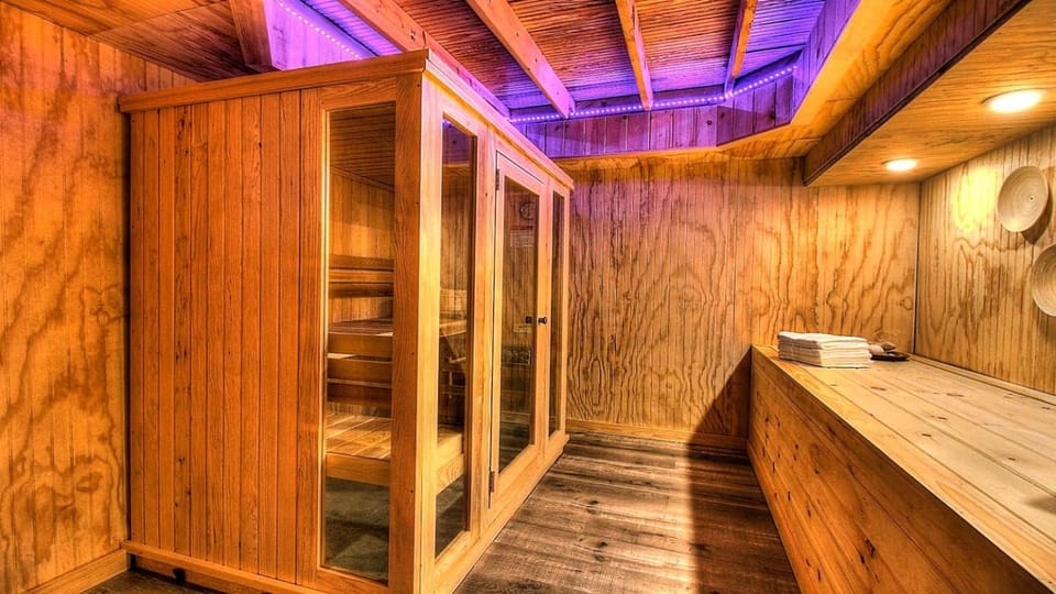 Historic 8BR Retreat with Hot Tub Near Stratton & Bromley, Londonderry, Vermont House in South Londonderry
