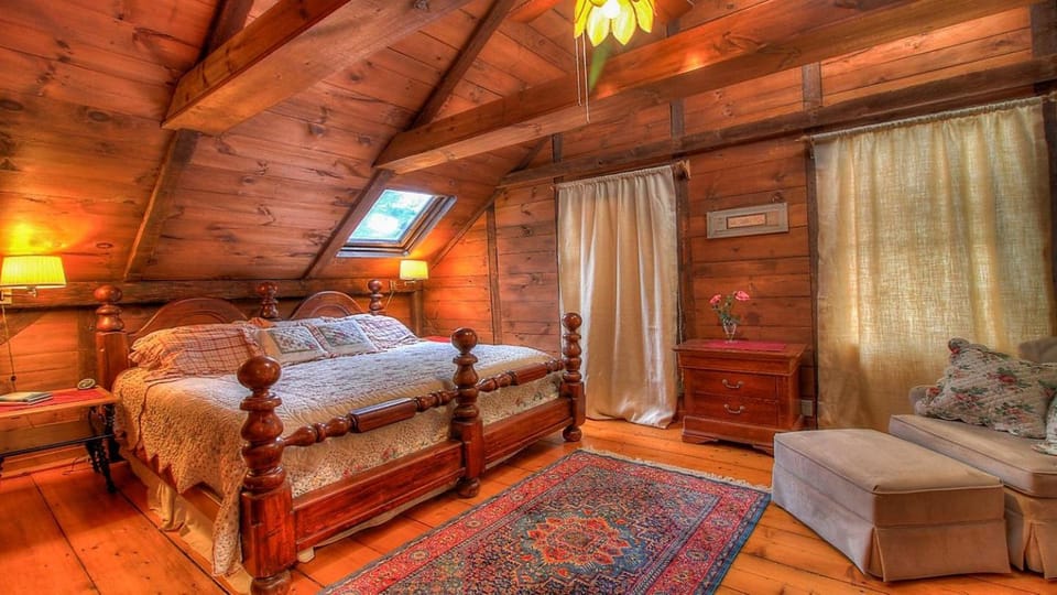 Historic 8BR Retreat with Hot Tub Near Stratton & Bromley, Londonderry, Vermont House in South Londonderry