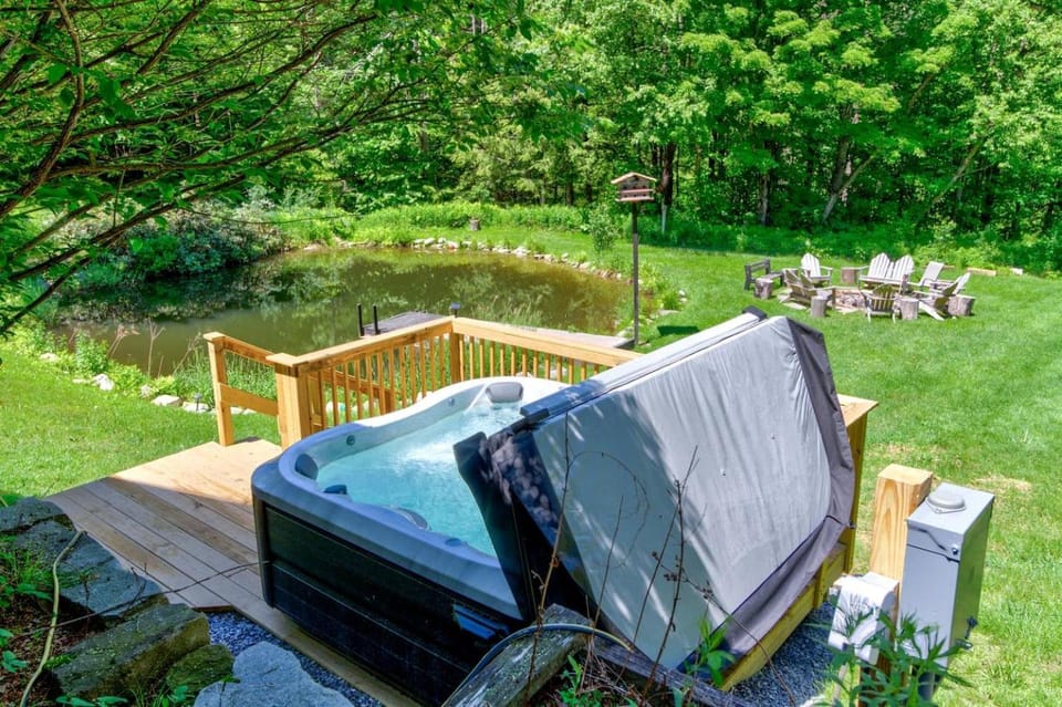 Historic 8BR Retreat with Hot Tub Near Stratton & Bromley, Londonderry, Vermont House in South Londonderry