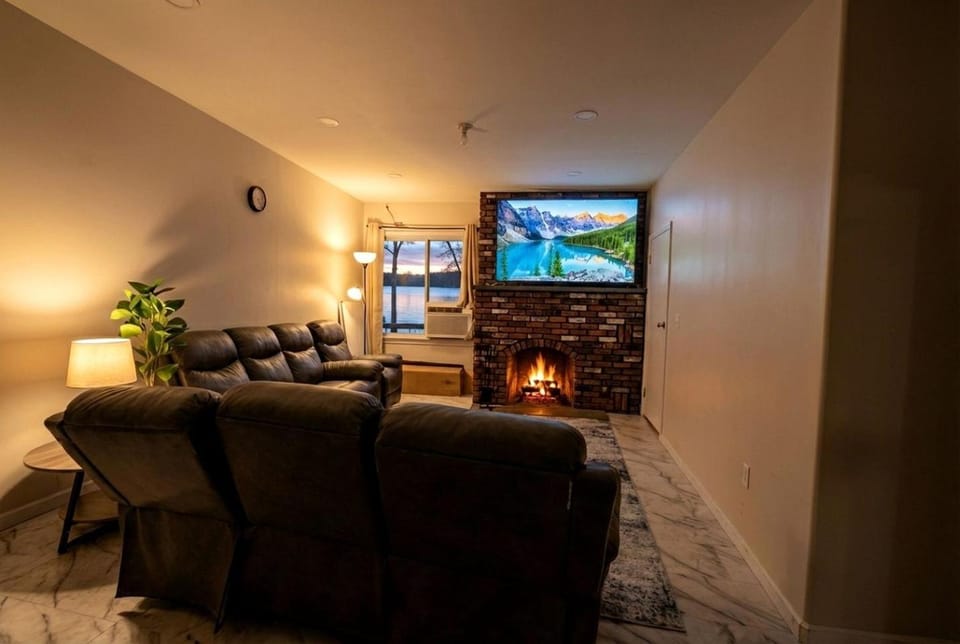 Swan Lake Large Family Cabin with Lake Views and Outdoor Fire Pit Cabin in New York