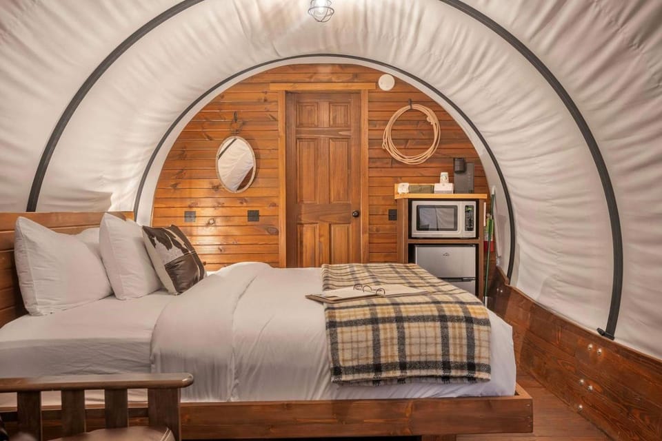 Romantic Luxury Caravan Retreat Near Lake Taneycomo in Branson, Missouri House in Ozark Mountains