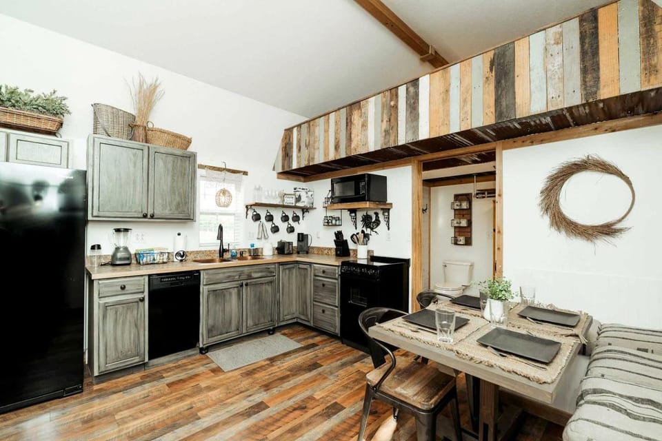 Romantic Cottage Retreat Near Lake Taneycomo in Branson, Missouri House in Ozark Mountains