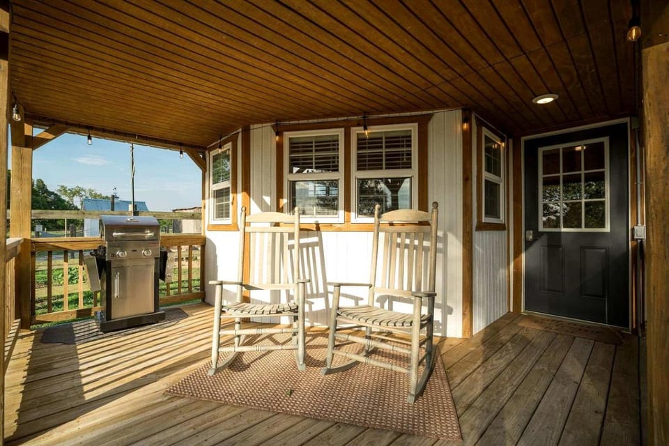Romantic Cottage Retreat Near Lake Taneycomo in Branson, Missouri House in Ozark Mountains