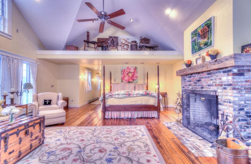 Historic Family Retreat with Hot Tub & Game Room Near Okemo, Vermont House in Weston