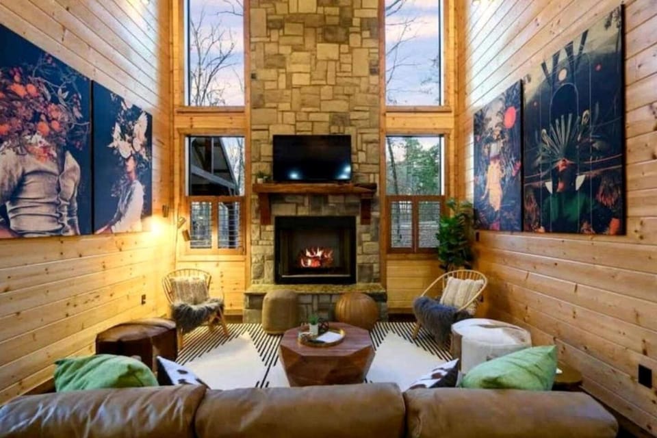 Luxury Pine Ridge Lodge with Hot Tub, Sauna & Game Room in Broken Bow, OK House in Oklahoma