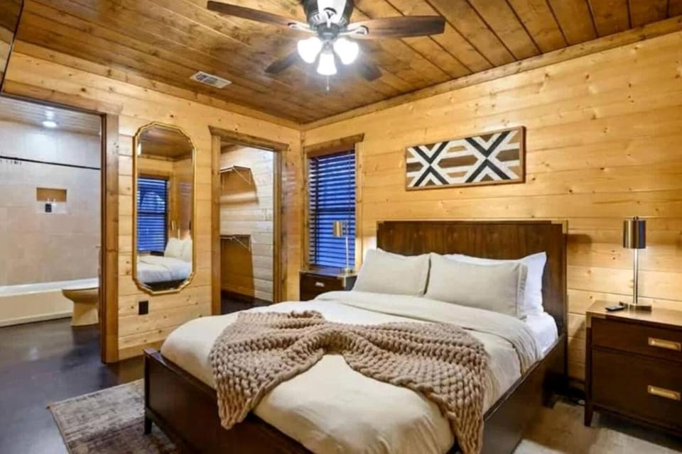 Luxury Pine Ridge Lodge with Hot Tub, Sauna & Game Room in Broken Bow, OK House in Oklahoma