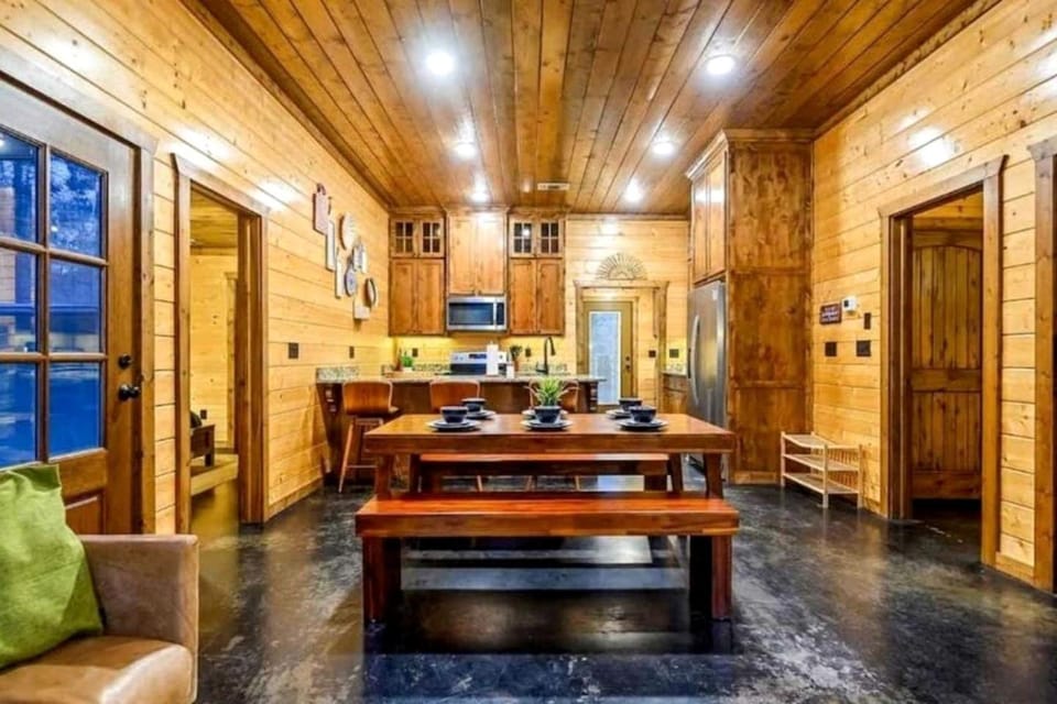 Luxury Pine Ridge Lodge with Hot Tub, Sauna & Game Room in Broken Bow, OK House in Oklahoma