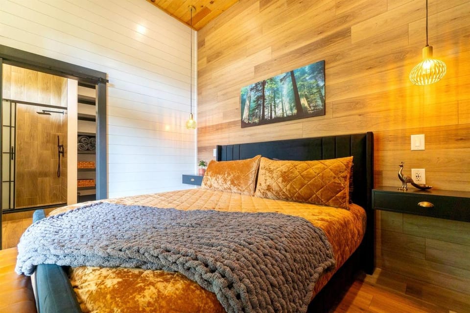 Luxury Treehouse Retreat with Hot Tub Near Downtown Helen, Georgia House in Helen