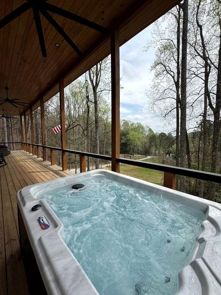 Luxury Treehouse Retreat with Hot Tub Near Downtown Helen, Georgia House in Helen