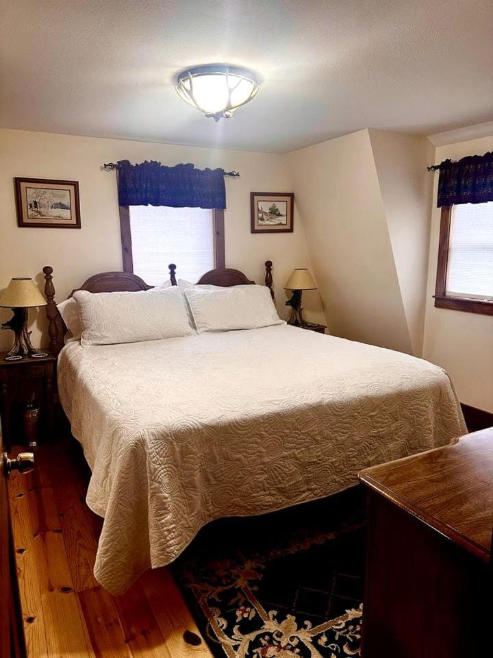 Lakeside Cottage Escape Near Lake Winnipesaukee, New Hampshire House in Lake Waukewan