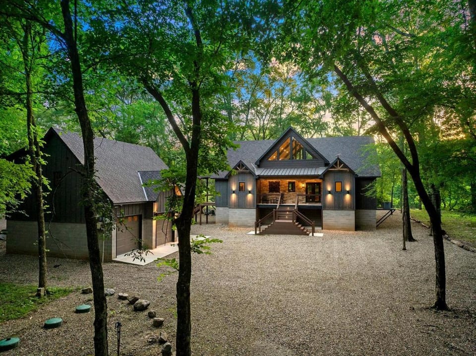 Riverfront 3BR Cabin with Game Room & Private Apartment Near Broken Bow, Oklahoma Cabin in Arkansas