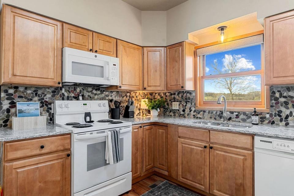 Riverfront Luxury Cabin Retreat with Breathtaking Views on the Banks of the Arkansas White River Cabin in Cotter