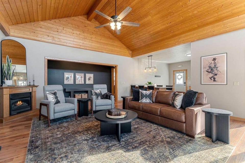 Riverfront Luxury Cabin Retreat with Breathtaking Views on the Banks of the Arkansas White River Cabin in Cotter