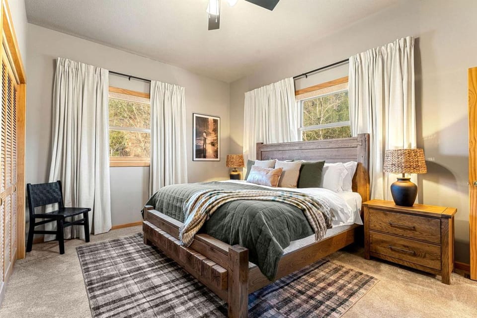 Riverfront Luxury Cabin Retreat with Breathtaking Views on the Banks of the Arkansas White River Cabin in Cotter