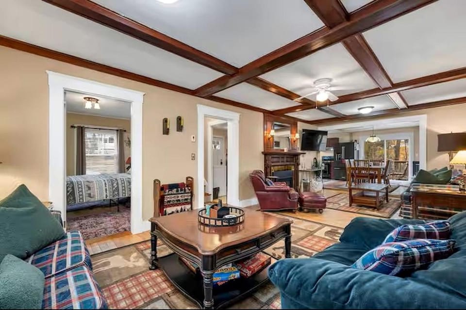 Charming Family Cottage Near Lake Winnipesaukee in Meredith, New Hampshire House in Lake Waukewan