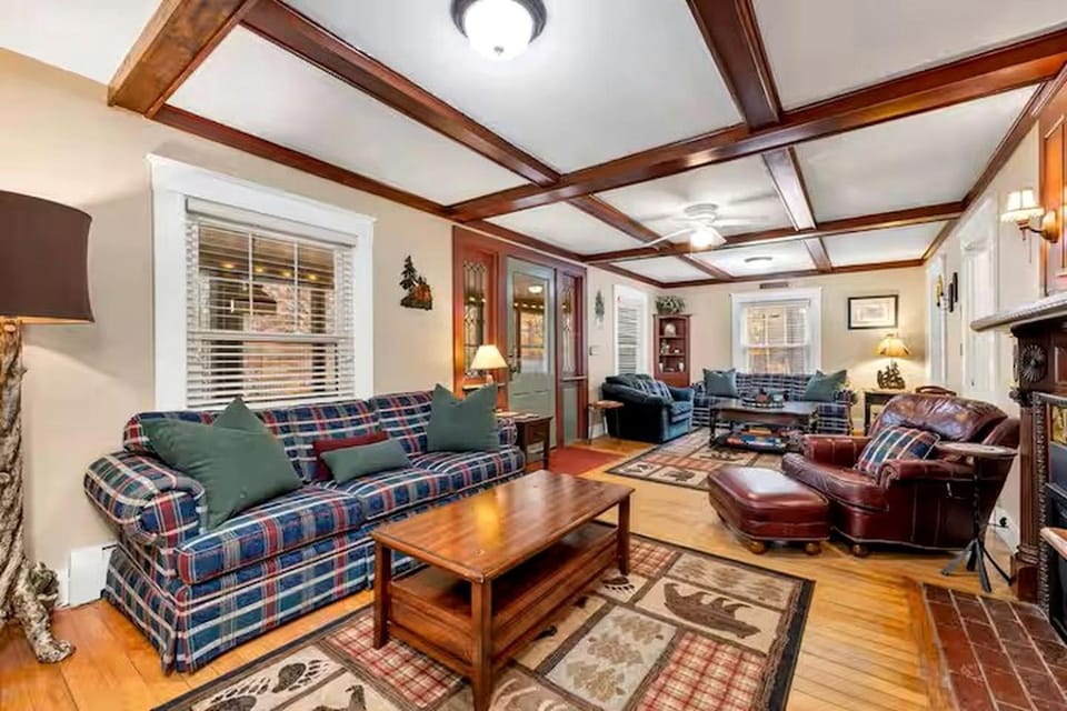 Charming Family Cottage Near Lake Winnipesaukee in Meredith, New Hampshire House in Lake Waukewan