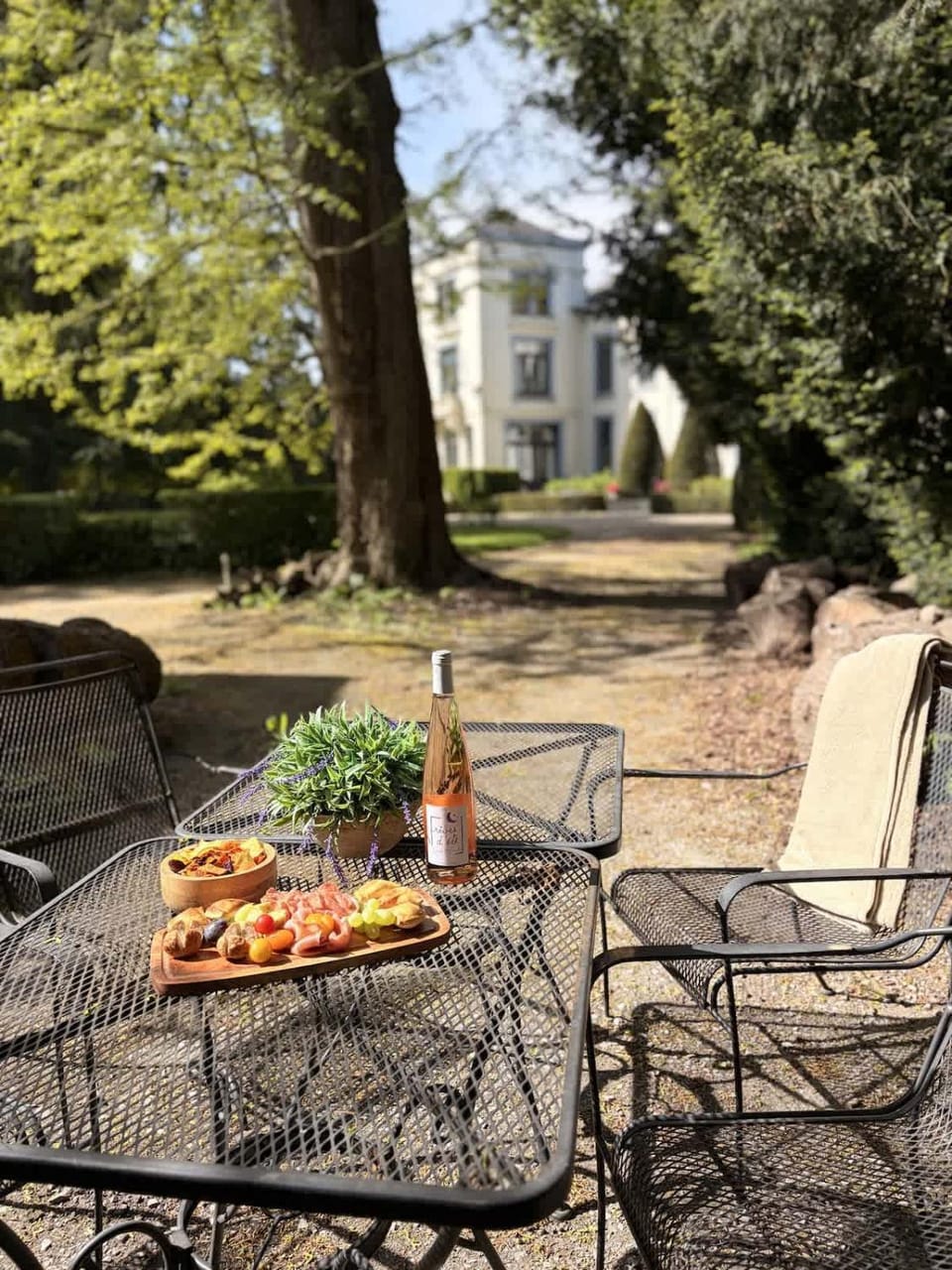 Conciergerie du Chateau Red Daisies et son parc House in Belgium
