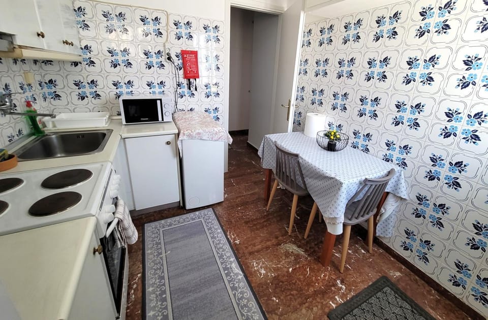 microwave, stove, kitchen