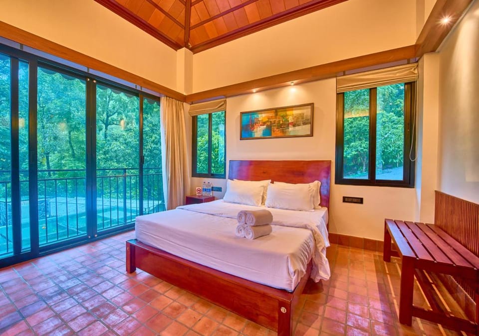Bed, Photo of the whole room, Bedroom, towels