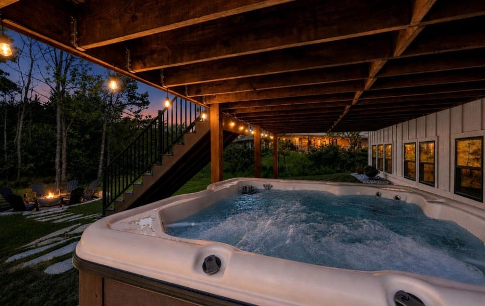 Luxury Sister Bay Retreat with Hot Tub, Fireplace & Walk-to-Town Location in Door County, WI House in Sister Bay