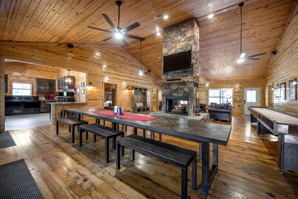 Large Riverfront Group Retreat on Mountain Fork River Near Broken Bow, Oklahoma House in Arkansas