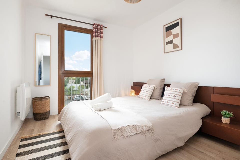 Bed, Photo of the whole room, Bedroom