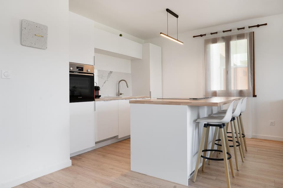 Coffee/tea facilities, Lounge or bar, dishwasher, oven, stove, toaster, kitchen