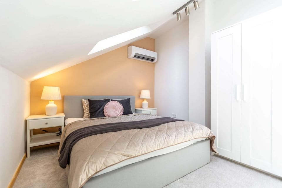 Bed, Bedroom, wardrobe, air conditioner