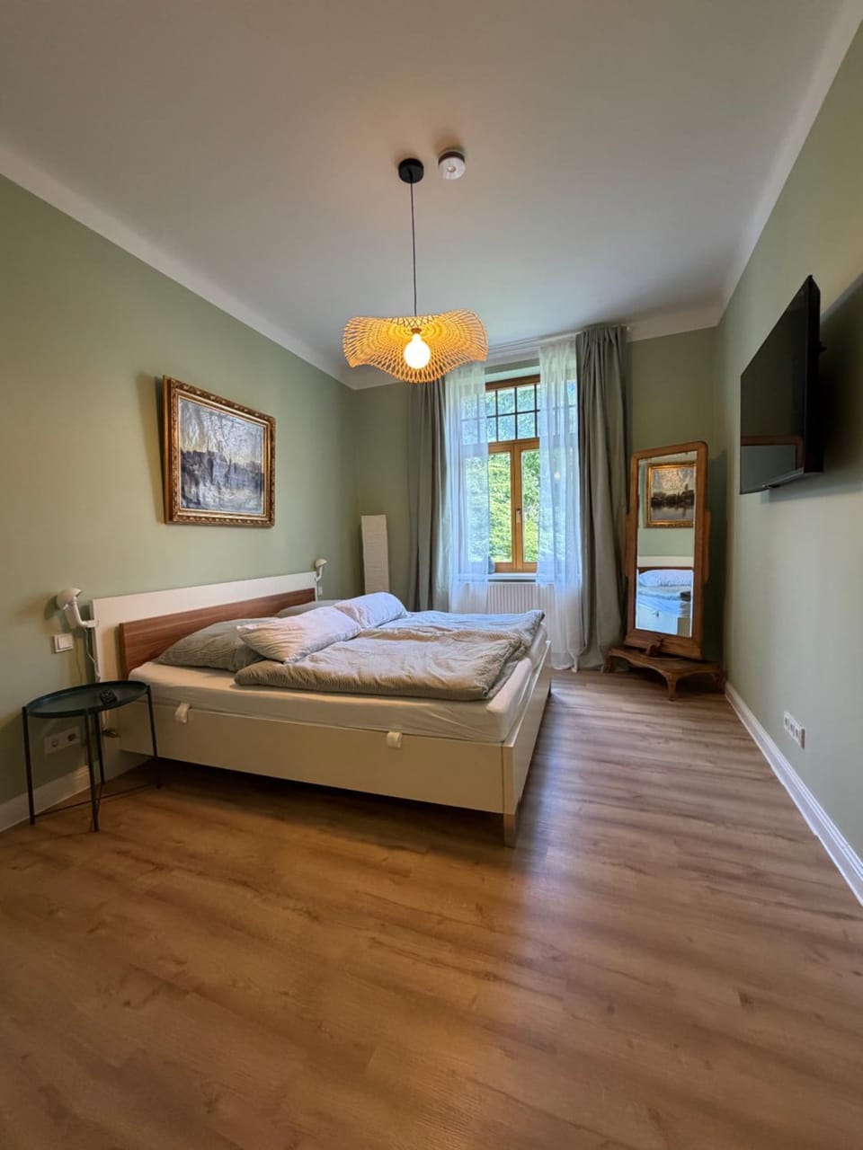 Bed, TV and multimedia, Bedroom